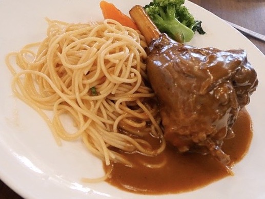 Olive's lamb shank with wine sauce - Wikimedia Commons