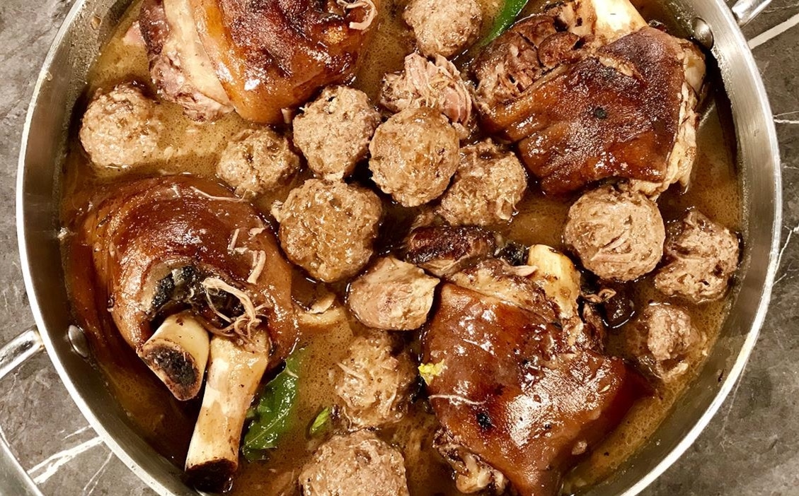 Ragoût de boulettes et de pattes de porc - Marina Orsini - Radio-Canada