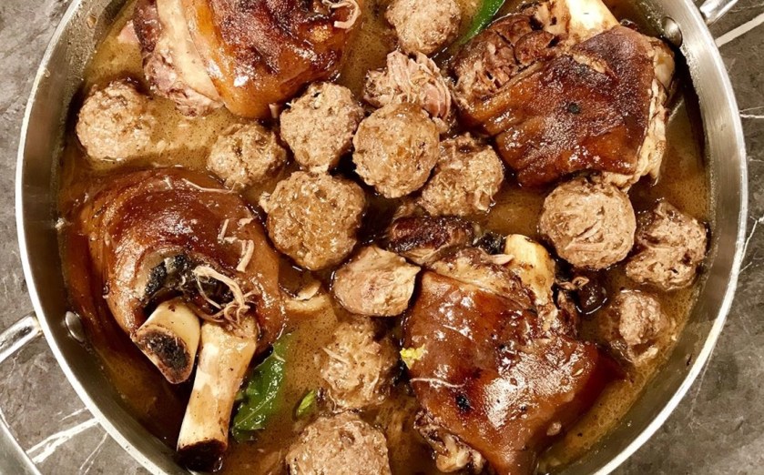 Ragoût de boulettes et de pattes de porc - Marina Orsini - Radio-Canada